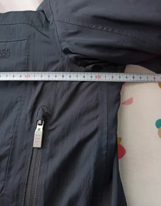 Chaqueta BOSS Gris Oscuro con tiras reflectantes.