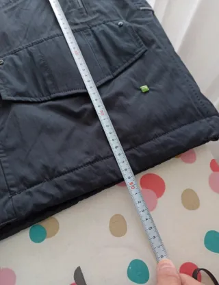 Chaqueta BOSS Gris Oscuro con tiras reflectantes.