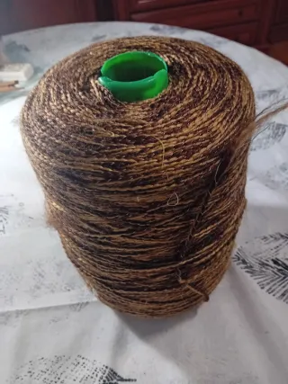 Hilo de lana marrón y dorado