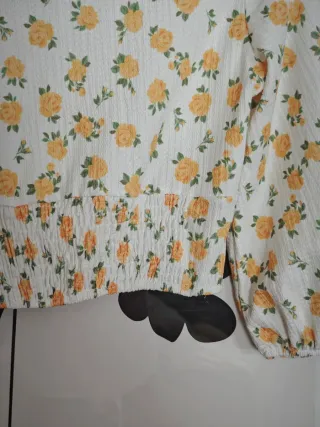 Camisa Crop top blanco flores amarillas