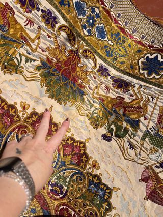 Colcha antigua de seda dorada