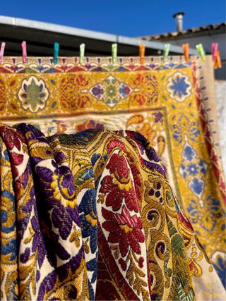 Colcha antigua de seda dorada