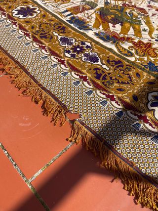 Colcha antigua de seda dorada