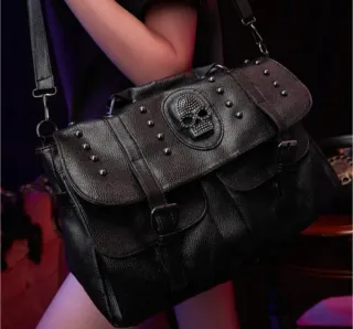 Bolso negro con calavera y tachuelas