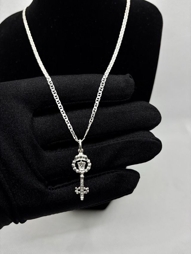 Collar de plata con colgante de llave