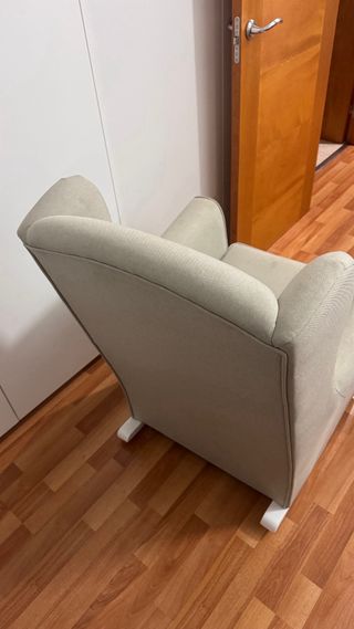 Butaca mecedora beige tela y madera