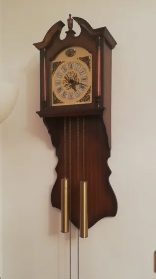 Reloj de pared de péndulo antiguo para arreglar