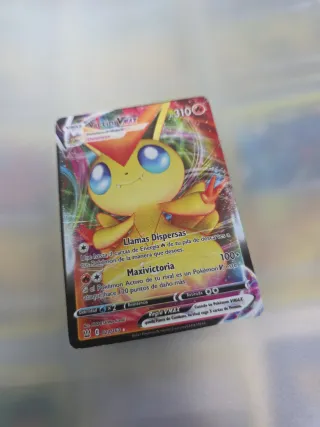 3 Cartas Pokémon Victini y Flareon VMAX