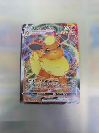 3 Cartas Pokémon Victini y Flareon VMAX