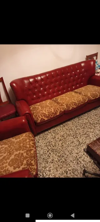 Sofa de tres plazas y dos sillones de cuero