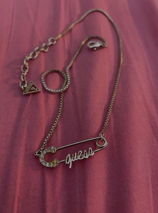 Collar Guess con cadena y broche de seguridad