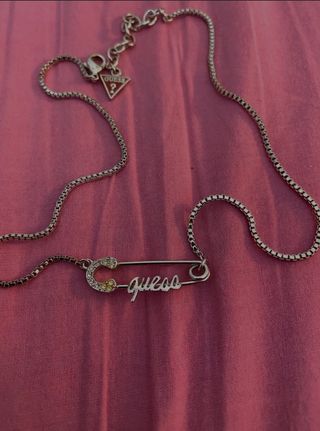 Collar Guess con cadena y broche de seguridad