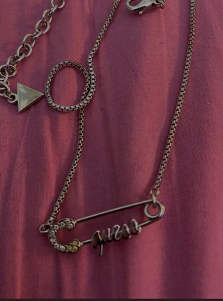 Collar Guess con cadena y broche de seguridad