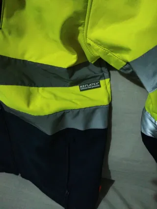 Chaqueta reflectante Vellia Negra y Amarilla