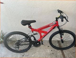 Bicicleta de montaña roja