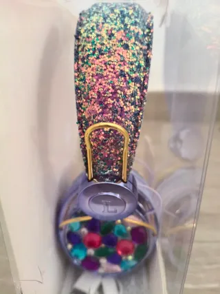 Auriculares inalámbricos morados con adornos