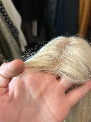 Peluca rubia platino sintética con lacefront