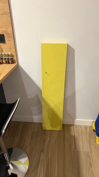 Estante de pared amarillo