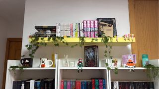 Estante de pared amarillo