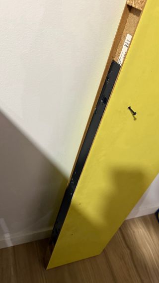 Estante de pared amarillo