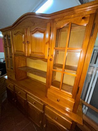Armario de madera con vitrina
