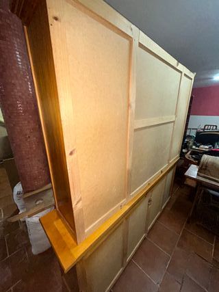 Armario de madera con vitrina