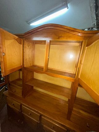 Armario de madera con vitrina
