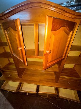 Armario de madera con vitrina