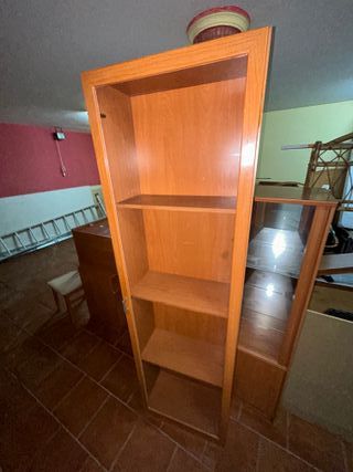 Vitrina de madera y cristal
