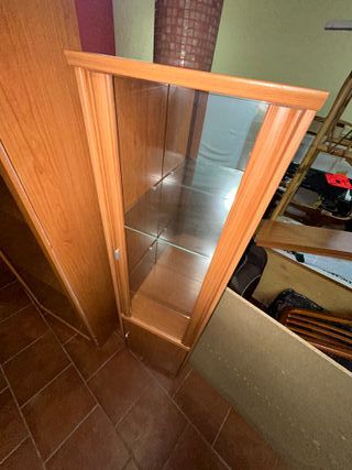 Vitrina de madera y cristal