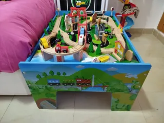 Mesa de juegos de madera tren