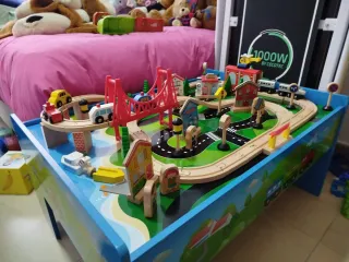 Mesa de juegos de madera tren