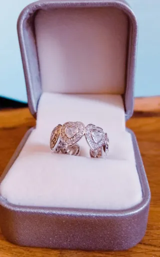 Anillo de Corazones y Gemas de Cristal