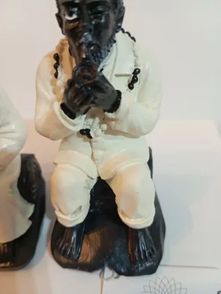 Statuina coppia seduta10 cm preto velho e velha