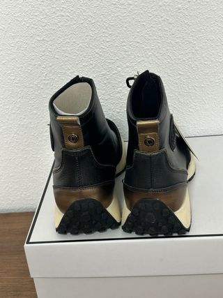 Botines Carmela Talla 37 Negro y Dorado