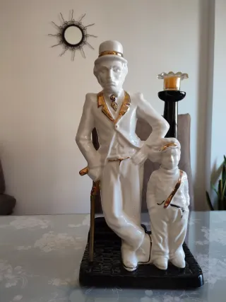 Figura Charlie Chaplin con niño