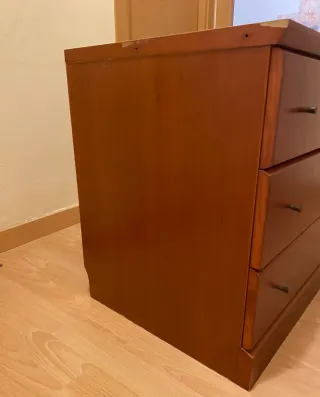 Cómoda de madera marrón