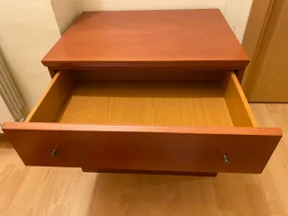 Cómoda de madera marrón