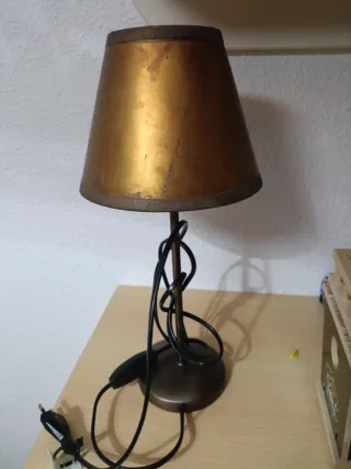 Lámparas de mesa doradas y marrones