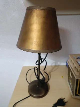 Lámparas de mesa doradas y marrones