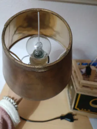 Lámparas de mesa doradas y marrones