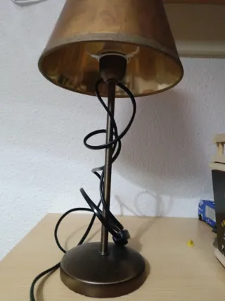 Lámparas de mesa doradas y marrones