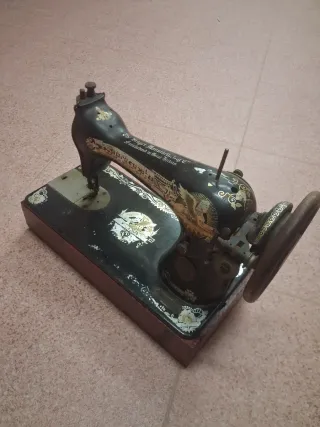 Máquina de coser Singer antigua. Escucho ofertas.