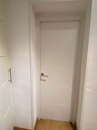 Puerta interior blanca moderna