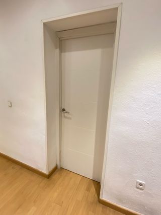 Puerta interior blanca moderna