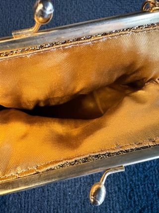 Pochette dorata con catenella