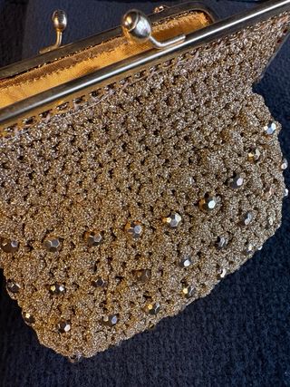 Pochette dorata con catenella