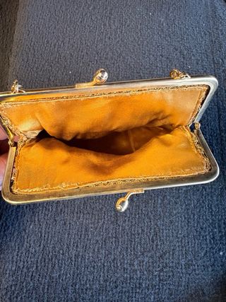 Pochette dorata con catenella