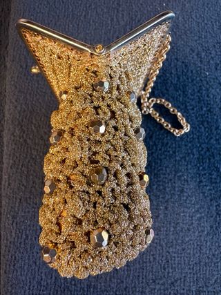 Pochette dorata con catenella