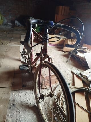 Dos bicicletas de carrera antiguas.